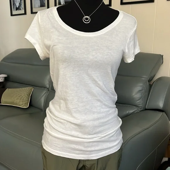 Custom Basic tee-shirt with cut up back. - Picture 4 of 4